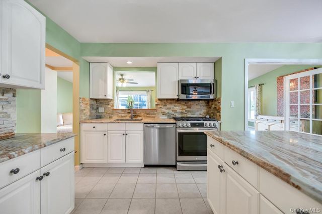 21 Lowell Drive, Farmingdale, NY 11735