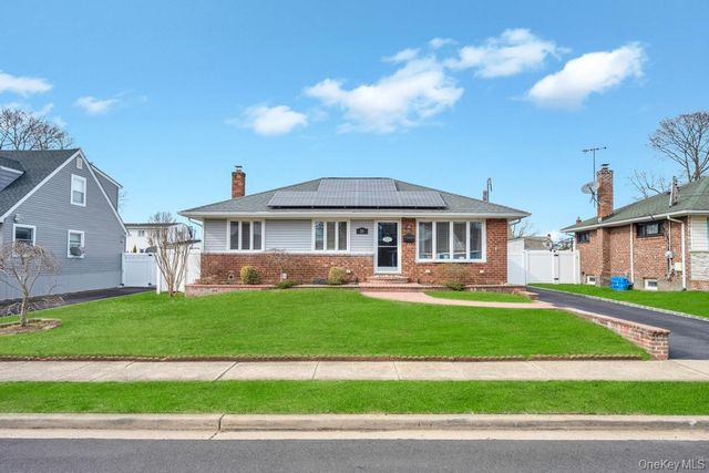 21 Lowell Drive, Farmingdale, NY 11735