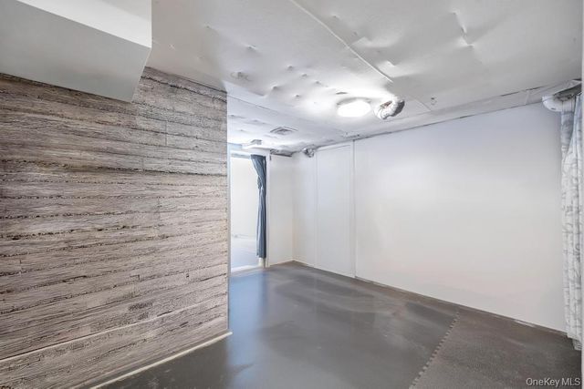 21 Lowell Drive, Farmingdale, NY 11735