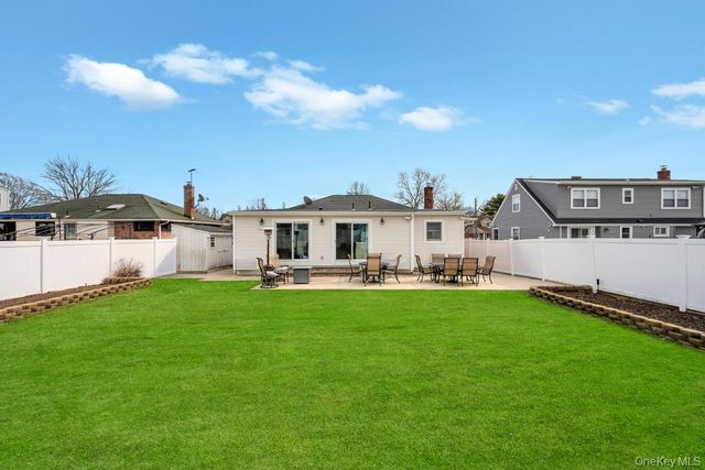 21 Lowell Drive, Farmingdale, NY 11735