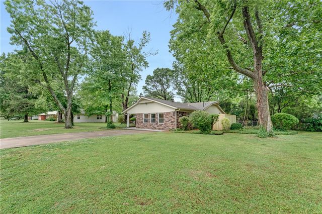 1716 E Rolling Hills Drive, Fayetteville, AR 72703