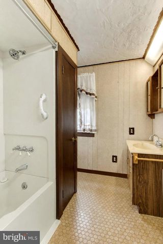 886 MENGES MILLS RD, Spring Grove, PA 17362