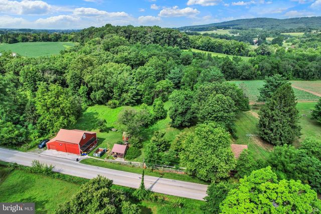 886 MENGES MILLS RD, Spring Grove, PA 17362