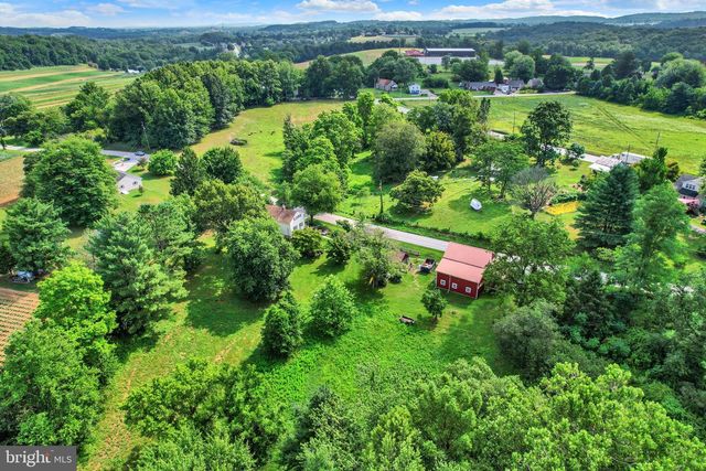 886 MENGES MILLS RD, Spring Grove, PA 17362