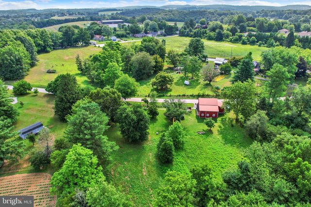 886 MENGES MILLS RD, Spring Grove, PA 17362