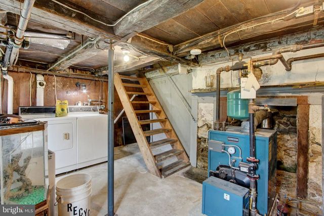 886 MENGES MILLS RD, Spring Grove, PA 17362