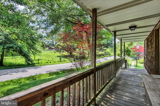 886 MENGES MILLS RD, Spring Grove, PA 17362