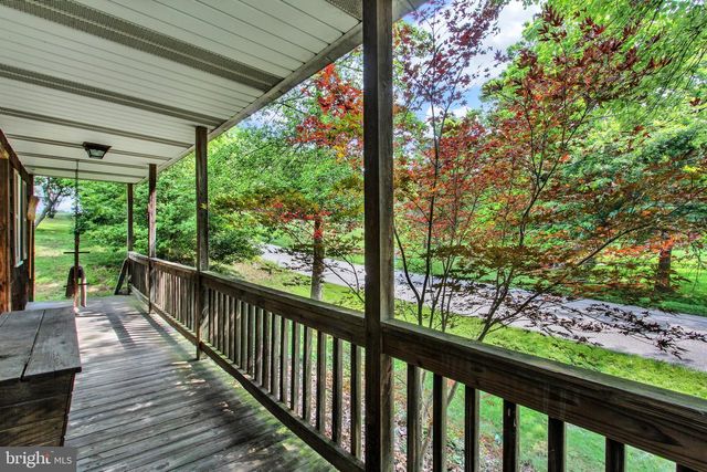 886 MENGES MILLS RD, Spring Grove, PA 17362