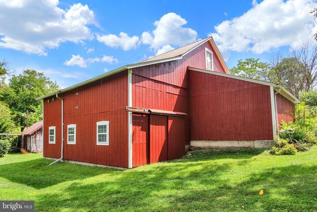 886 MENGES MILLS RD, Spring Grove, PA 17362