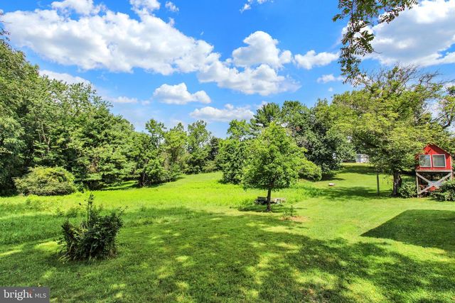 886 MENGES MILLS RD, Spring Grove, PA 17362