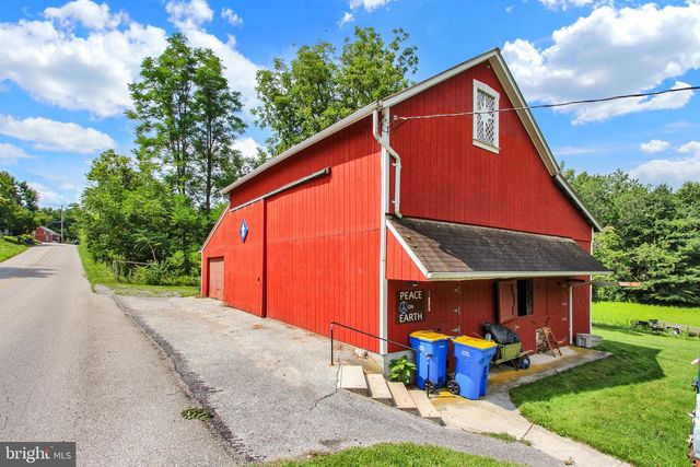 886 MENGES MILLS RD, Spring Grove, PA 17362