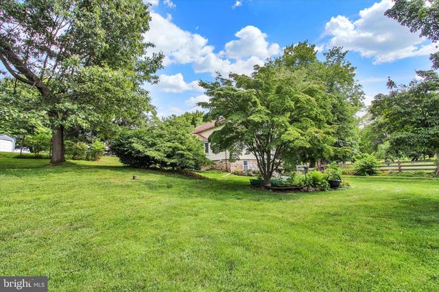 886 MENGES MILLS RD, Spring Grove, PA 17362