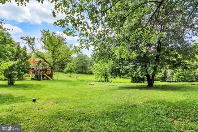 886 MENGES MILLS RD, Spring Grove, PA 17362