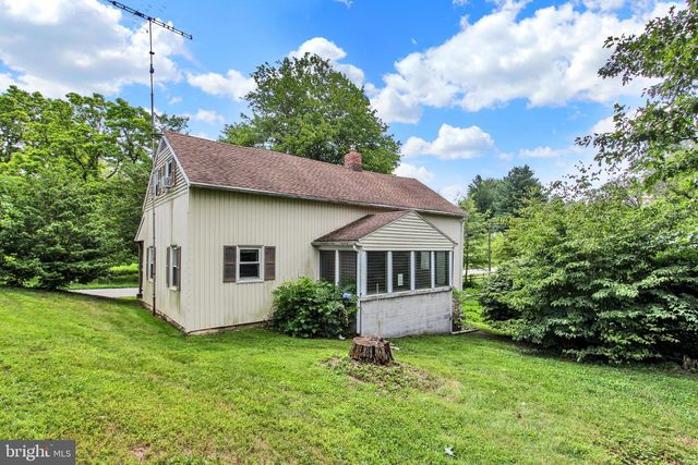 886 MENGES MILLS RD, Spring Grove, PA 17362