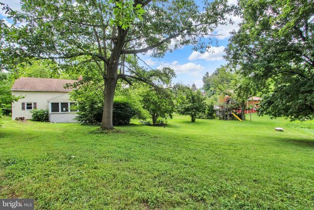 886 MENGES MILLS RD, Spring Grove, PA 17362
