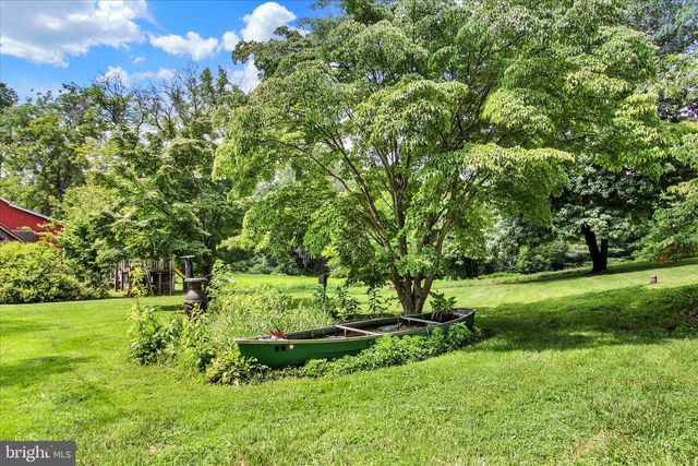 886 MENGES MILLS RD, Spring Grove, PA 17362