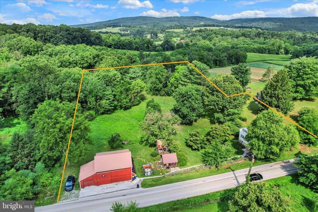 886 MENGES MILLS RD, Spring Grove, PA 17362
