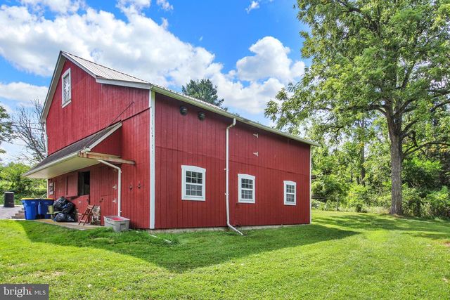 886 MENGES MILLS RD, Spring Grove, PA 17362