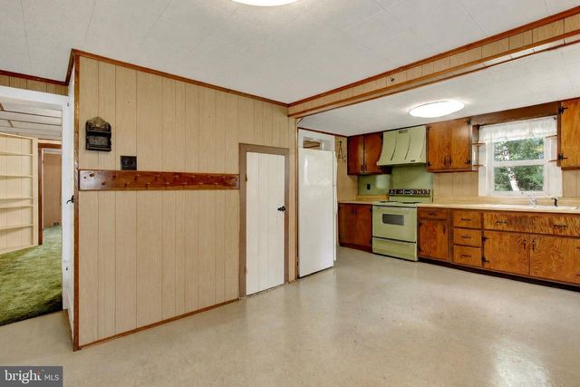 886 MENGES MILLS RD, Spring Grove, PA 17362