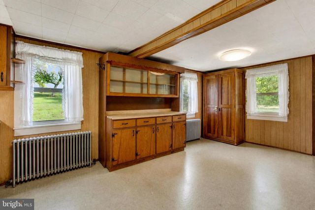 886 MENGES MILLS RD, Spring Grove, PA 17362