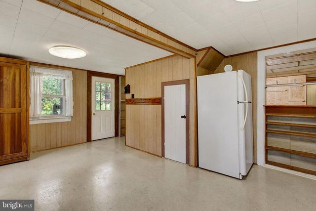 886 MENGES MILLS RD, Spring Grove, PA 17362