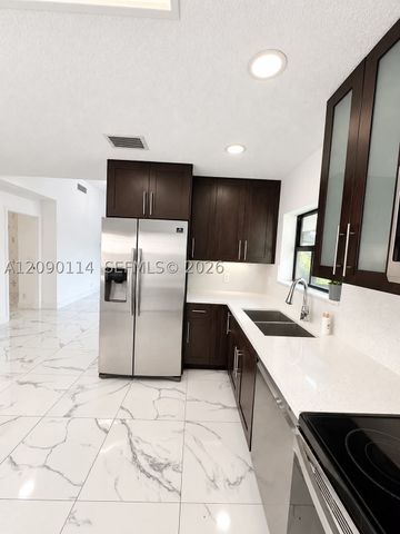17 Columbia Ct, Deerfield Beach, FL 33442