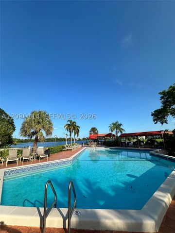17 Columbia Ct, Deerfield Beach, FL 33442