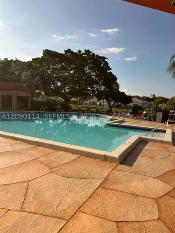 17 Columbia Ct, Deerfield Beach, FL 33442