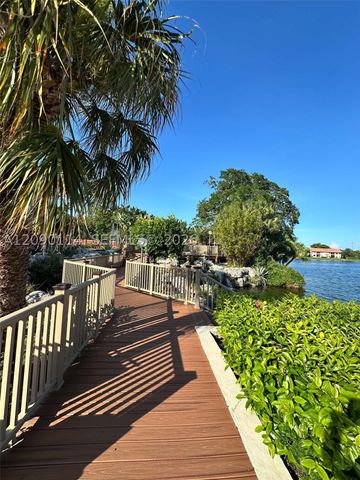 17 Columbia Ct, Deerfield Beach, FL 33442