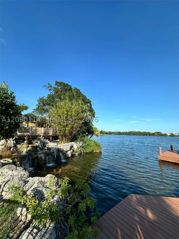 17 Columbia Ct, Deerfield Beach, FL 33442