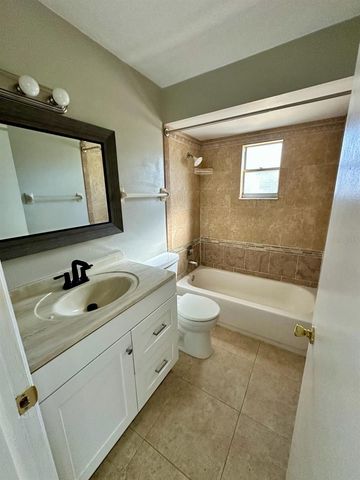 1109 E ROHE STREET A & B, Tarpon Springs, FL 34689