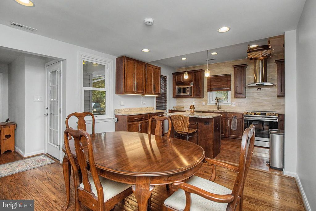 Image 19 of property listing at 9951 HILLTOP DR, Baltimore, MD 21234