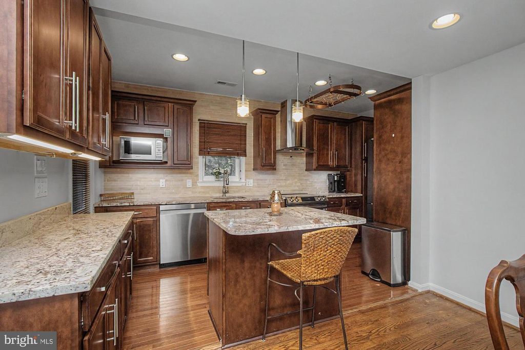 Image 20 of property listing at 9951 HILLTOP DR, Baltimore, MD 21234