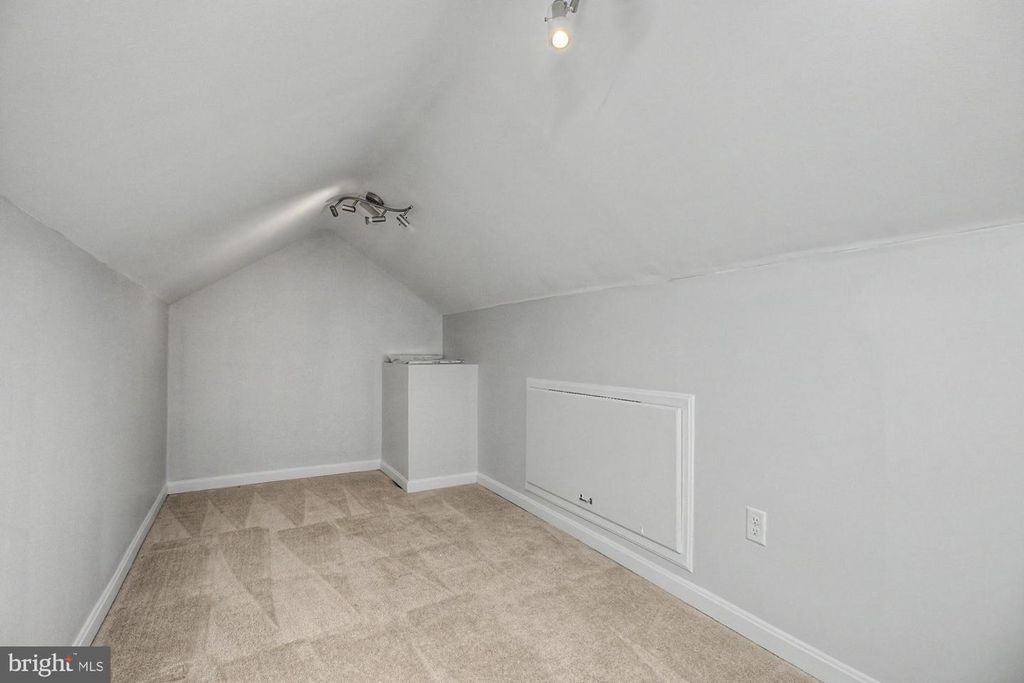 Image 33 of property listing at 9951 HILLTOP DR, Baltimore, MD 21234