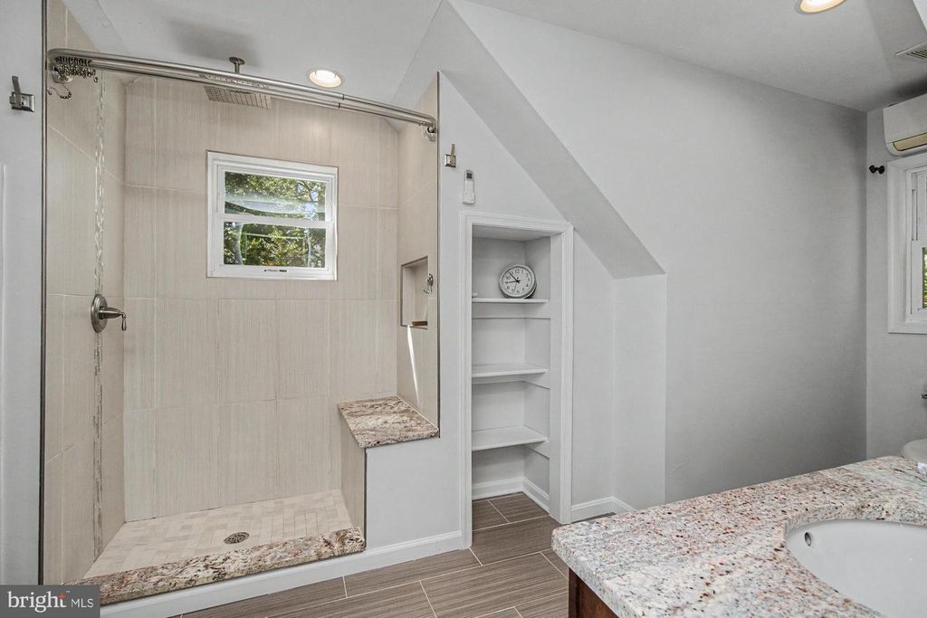 Image 39 of property listing at 9951 HILLTOP DR, Baltimore, MD 21234