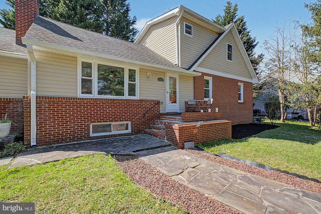 Image 4 of property listing at 9951 HILLTOP DR, Baltimore, MD 21234