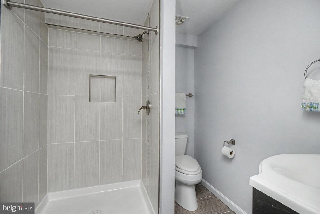 Image 46 of property listing at 9951 HILLTOP DR, Baltimore, MD 21234