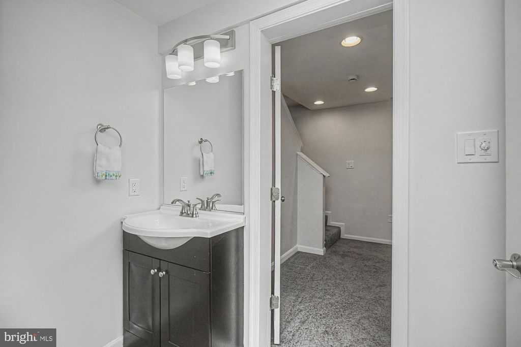 Image 47 of property listing at 9951 HILLTOP DR, Baltimore, MD 21234