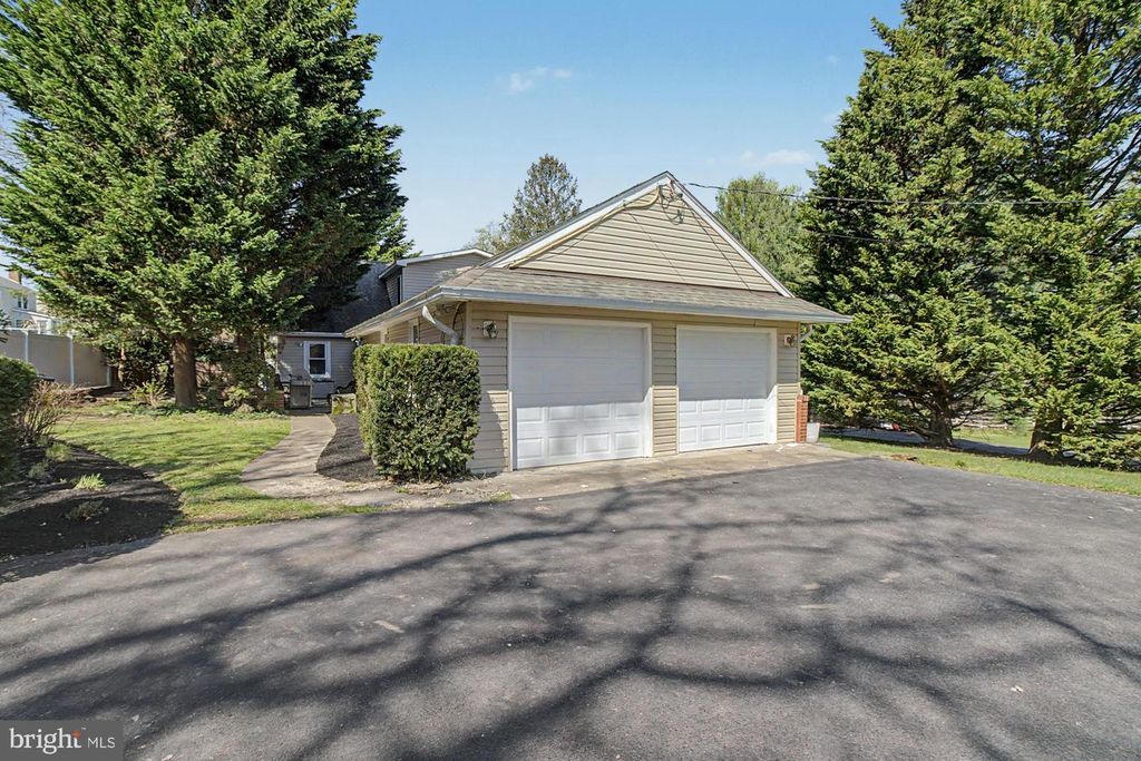 Image 54 of property listing at 9951 HILLTOP DR, Baltimore, MD 21234