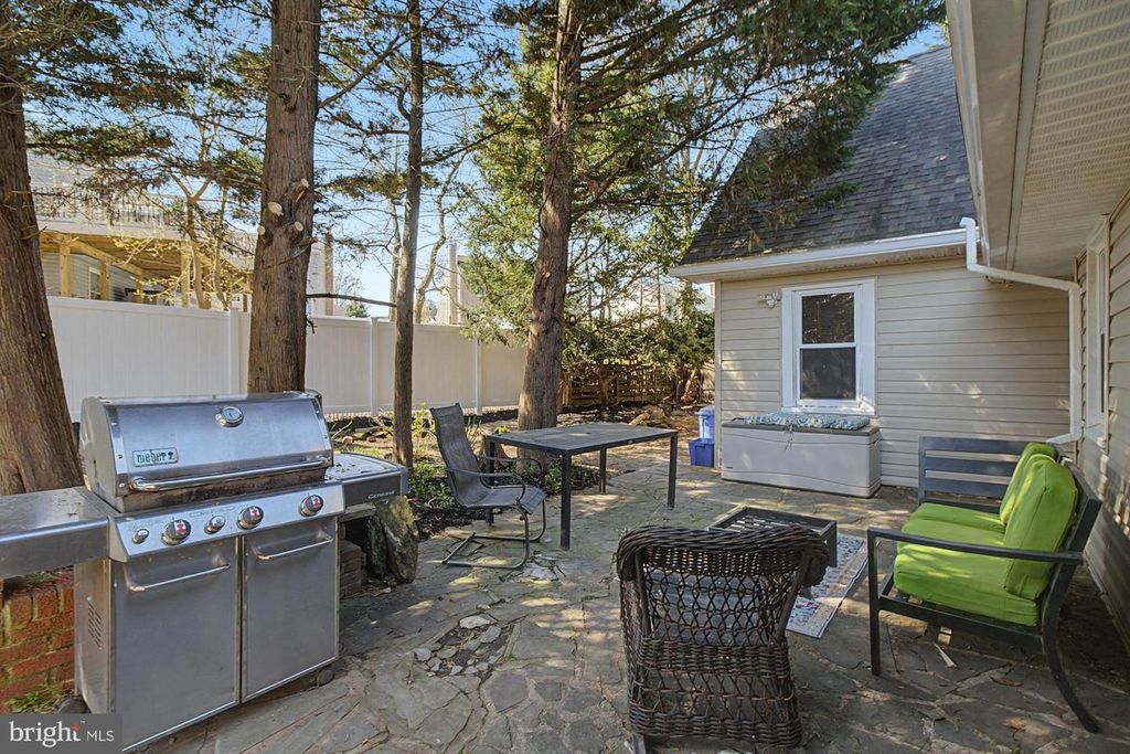 Image 57 of property listing at 9951 HILLTOP DR, Baltimore, MD 21234