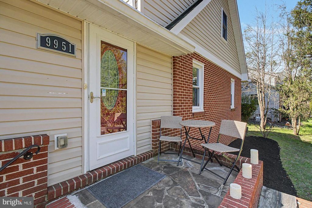 Image 6 of property listing at 9951 HILLTOP DR, Baltimore, MD 21234