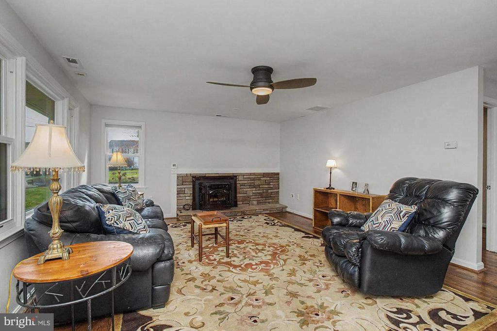 Image 7 of property listing at 9951 HILLTOP DR, Baltimore, MD 21234