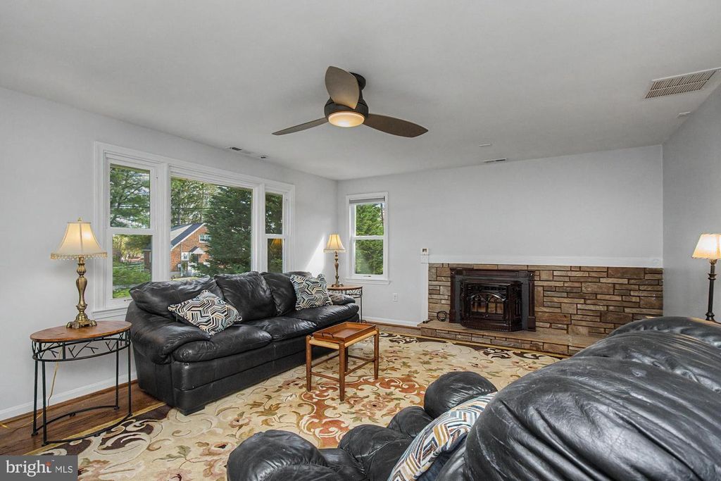 Image 8 of property listing at 9951 HILLTOP DR, Baltimore, MD 21234