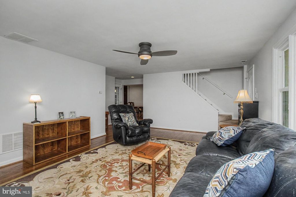 Image 9 of property listing at 9951 HILLTOP DR, Baltimore, MD 21234