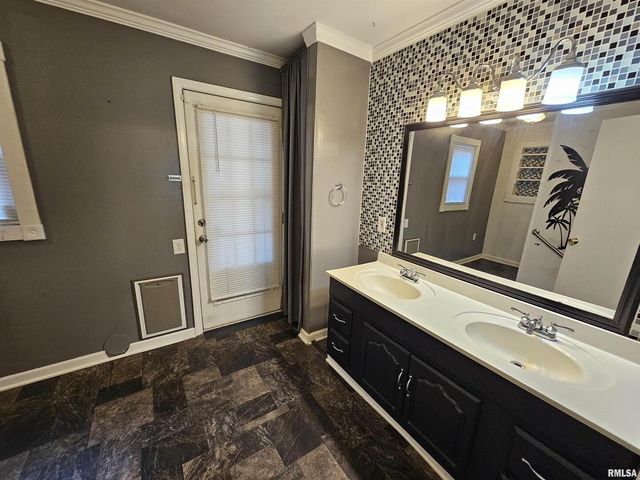 713 N 10TH Street, Mt Vernon, IL 62864