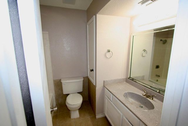 17401 Red Oak Drive 102, Houston, TX 77090