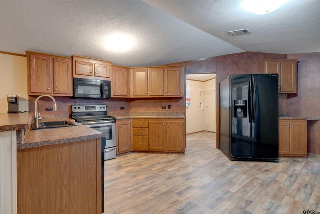 229 An County Road 385, Palestine, TX 75801