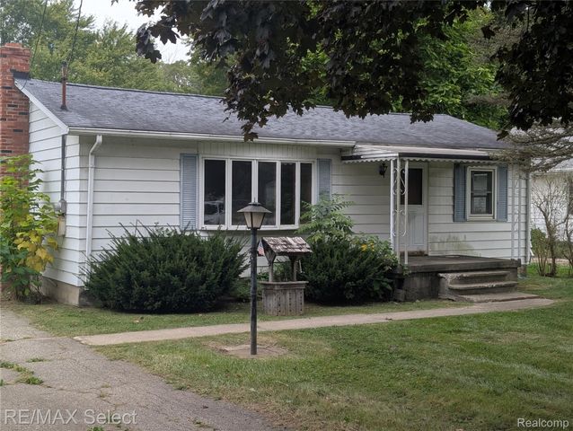 1056 Adams Road, Burton, MI 48509