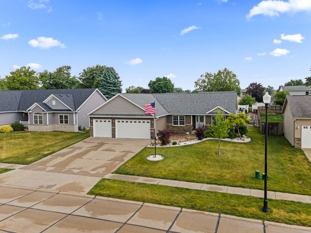 520 Pinehurst Drive, Eldridge, IA 52748