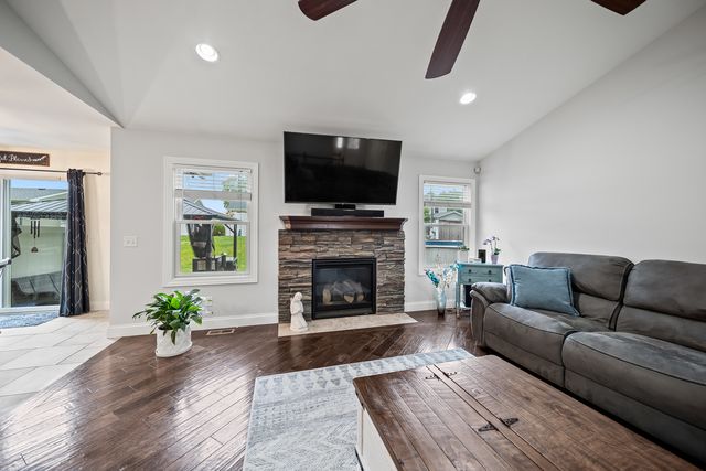 520 Pinehurst Drive, Eldridge, IA 52748